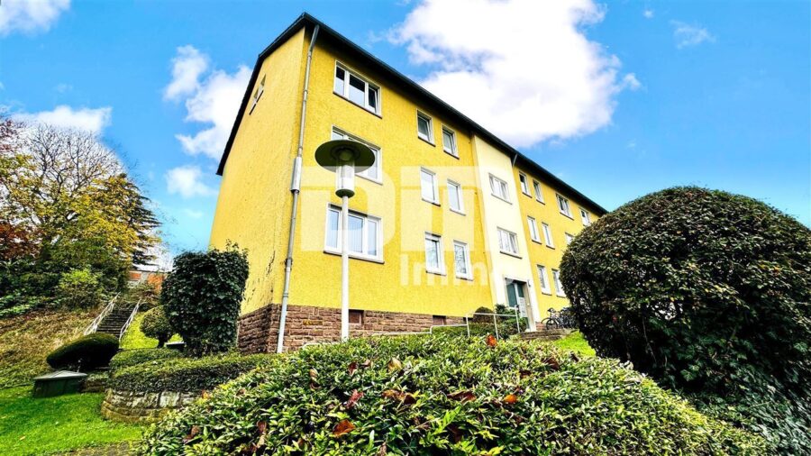 Helle Vierzimmerwohnung (Hochparterre) mit Balkon in Traumlage - Frontansicht